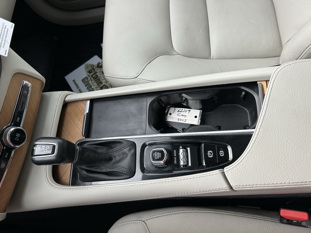 2021 Volvo XC90 T5 Momentum photo 14