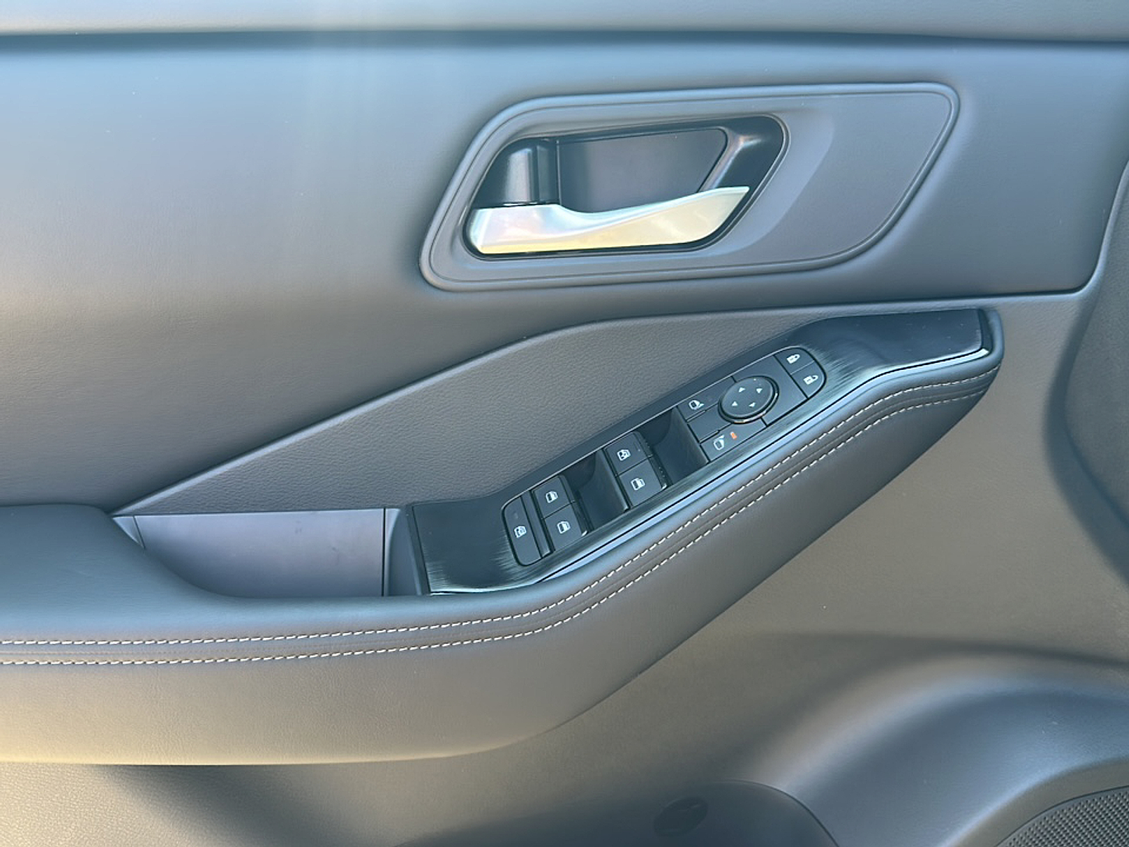 2026 Nissan Rogue SV photo 2