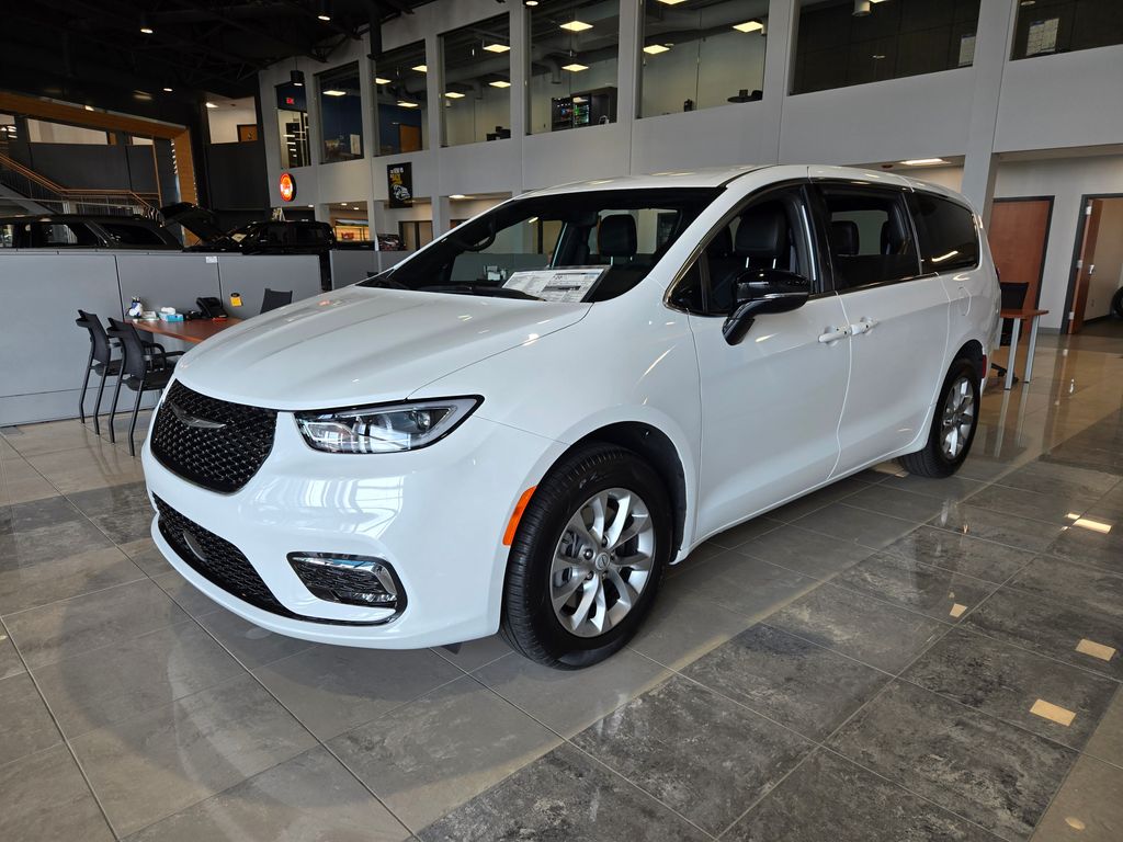 2025 Chrysler Pacifica photo 5