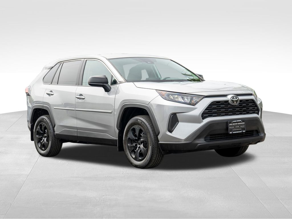2022 Toyota RAV4 LE photo 3