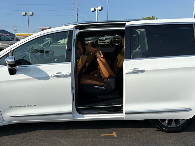 2023 Chrysler Pacifica Hybrid Pinnacle photo 15