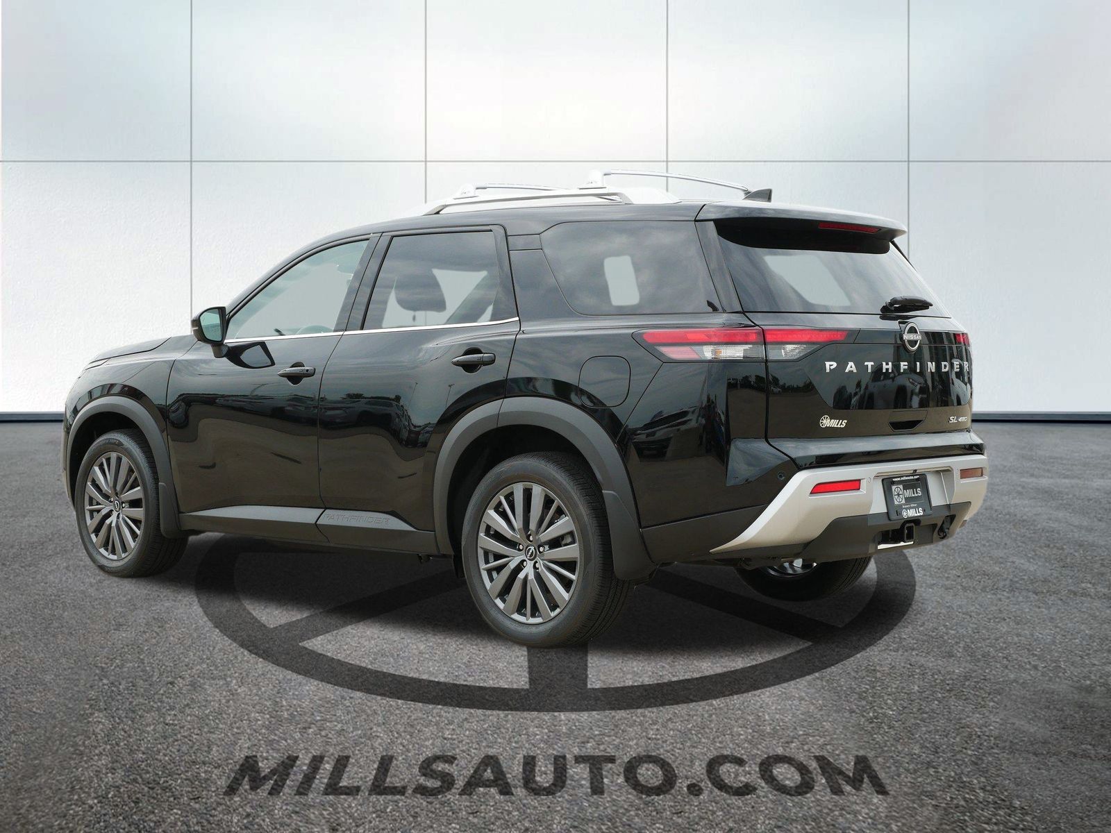 2025 Nissan Pathfinder SL photo 3