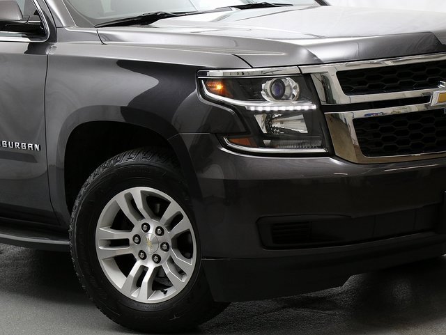 2016 Chevrolet Suburban LT photo 3