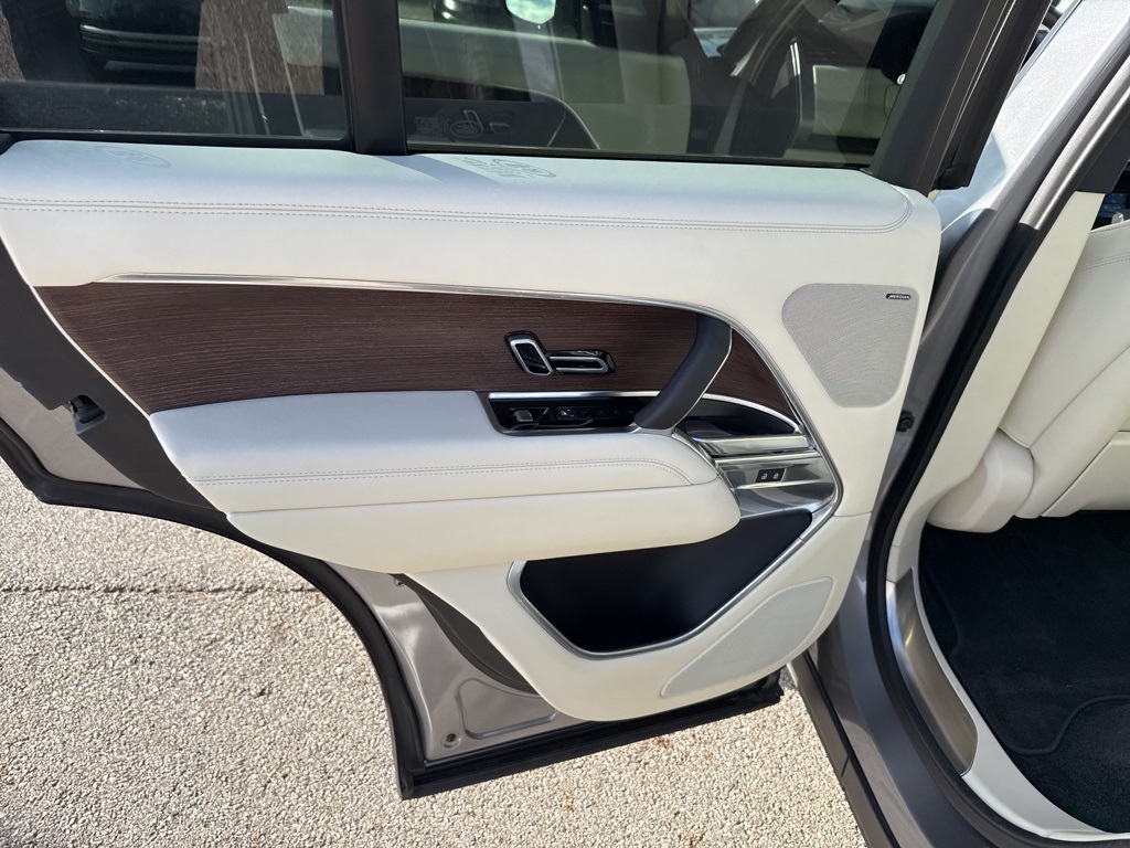 2023 Land Rover Range Rover SE photo 16