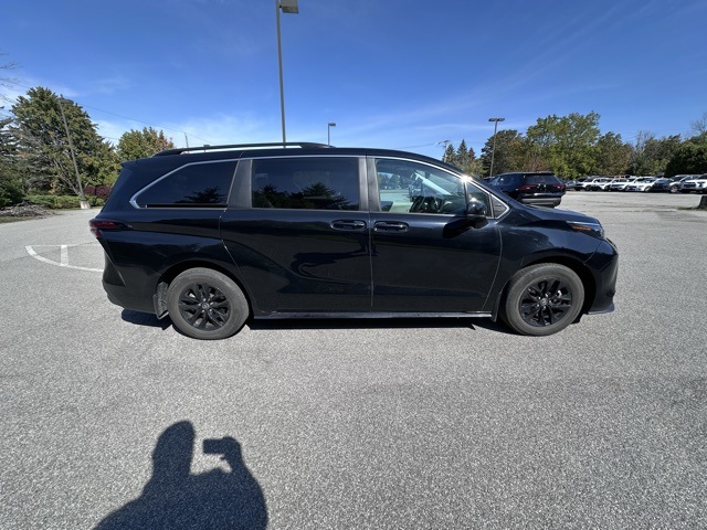 2024 Toyota Sienna LE photo 2