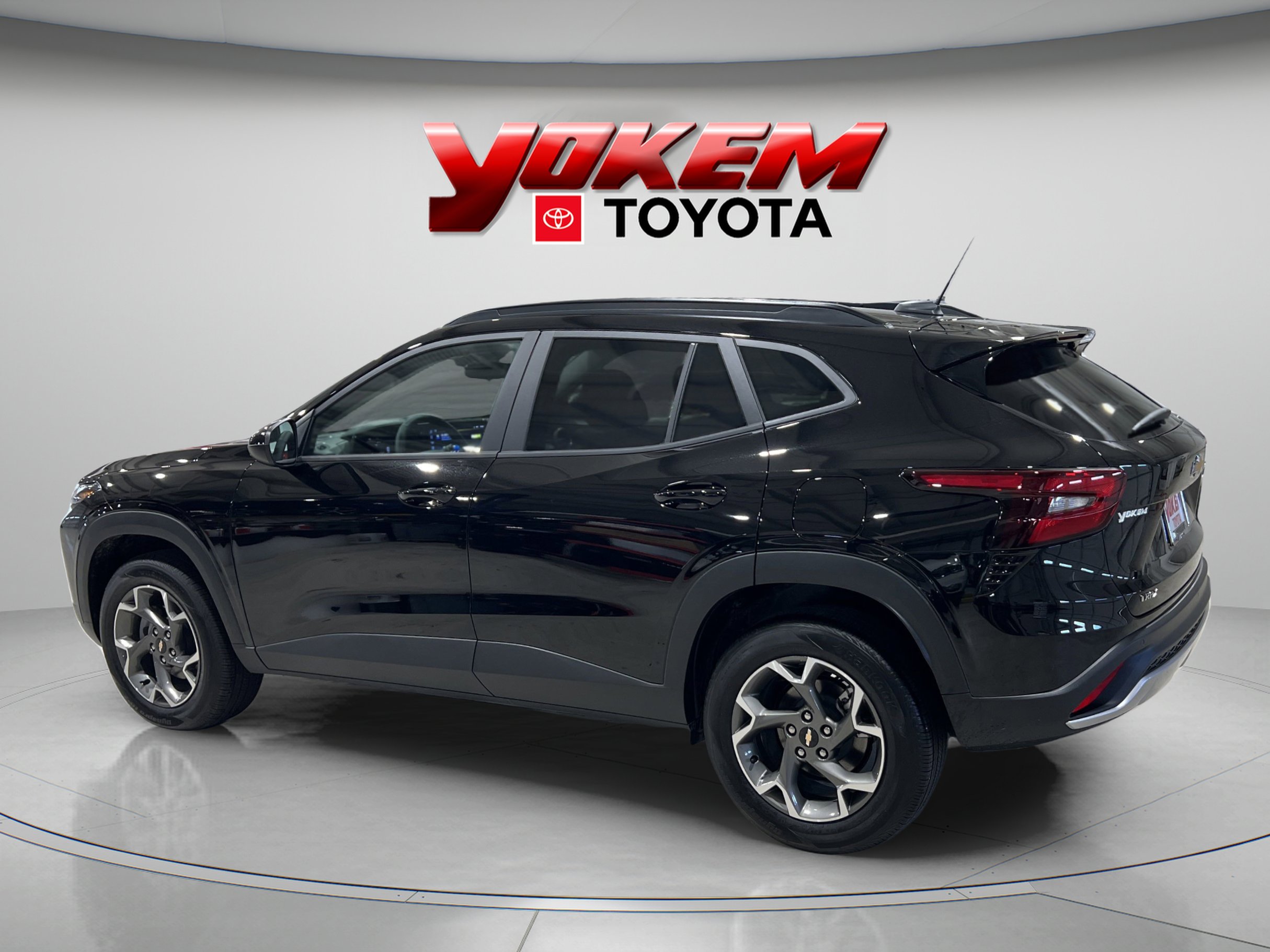 2025 Chevrolet Trax LT photo 2