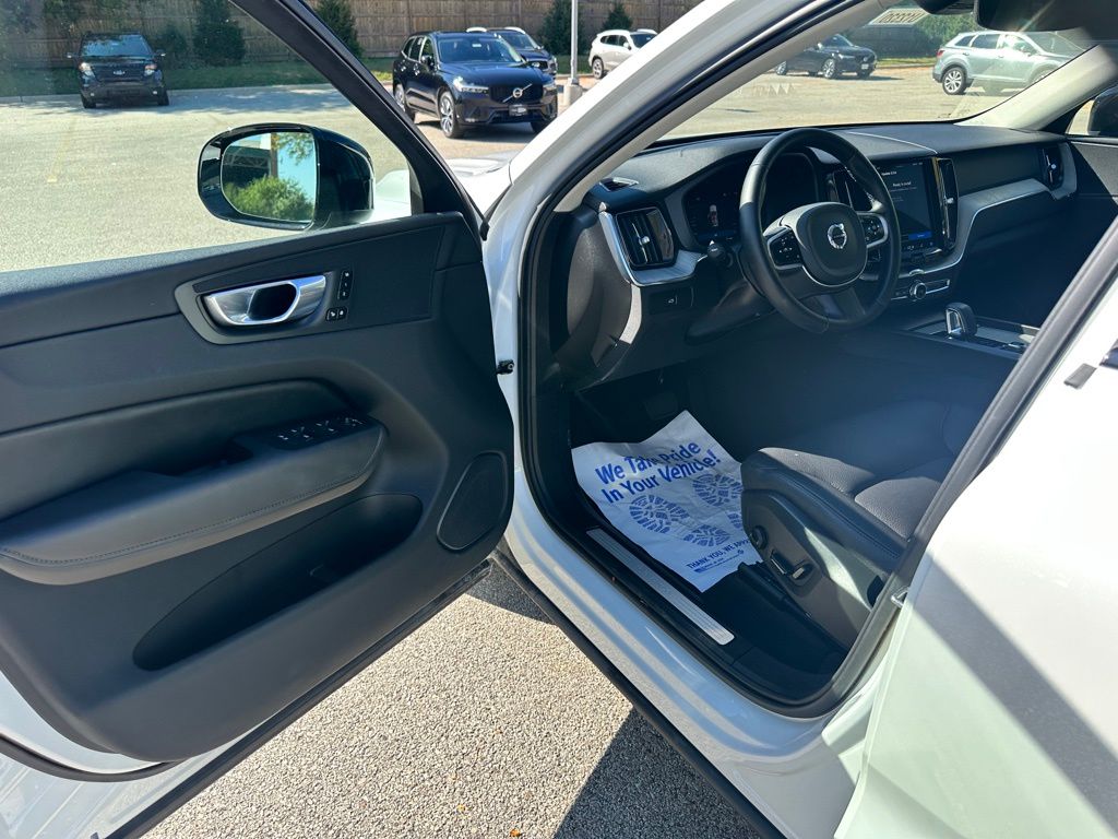 2025 Volvo XC60 B5 Plus photo 11