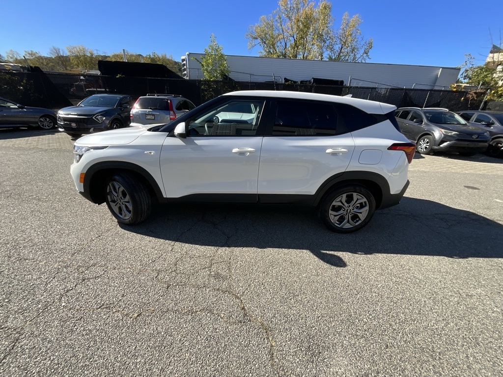 2025 Kia Seltos LX photo 3