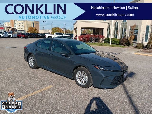 2025 Toyota Camry LE's photo