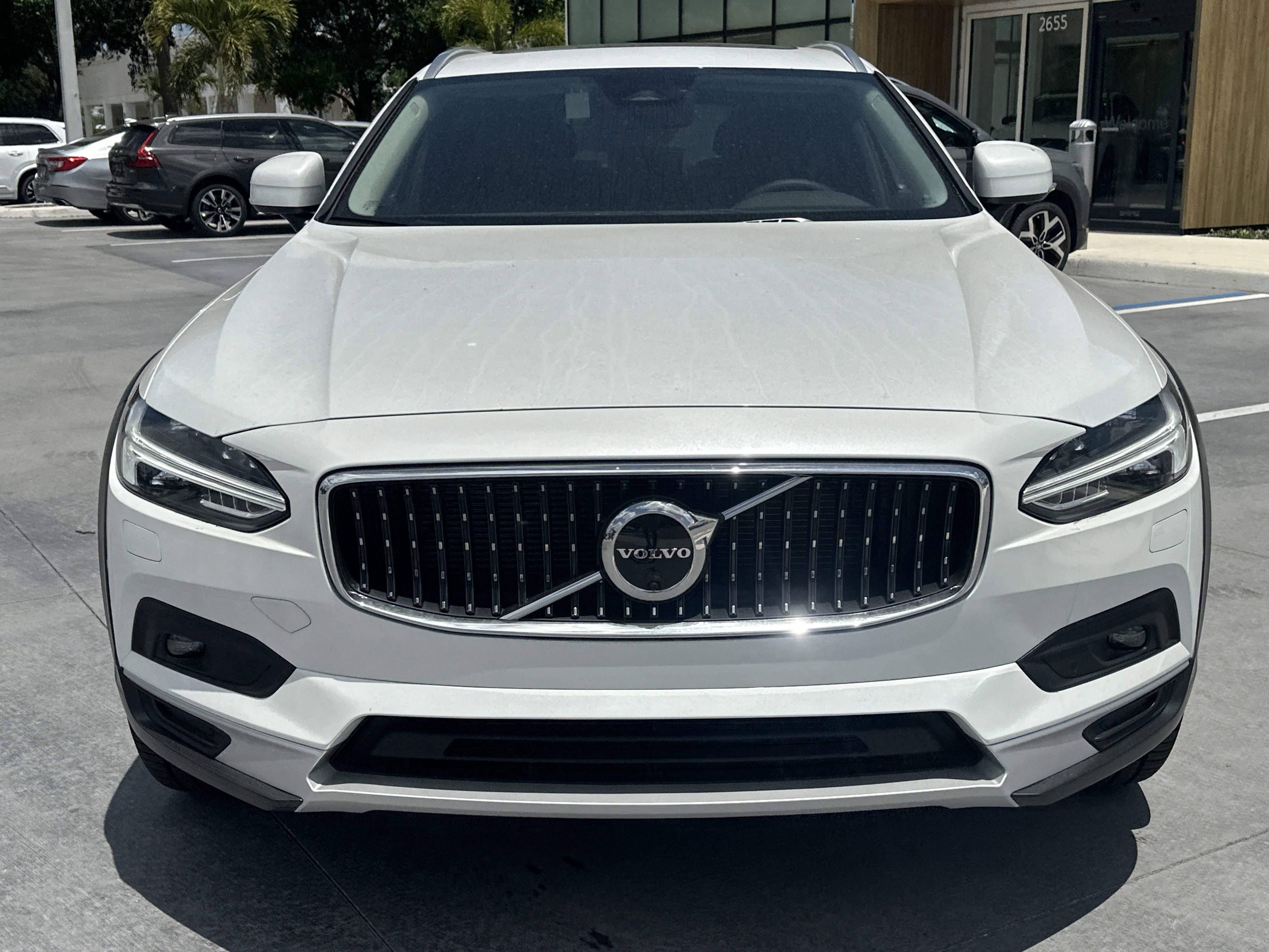 2025 Volvo V90 Cross Country B6 AWD Plus photo 2
