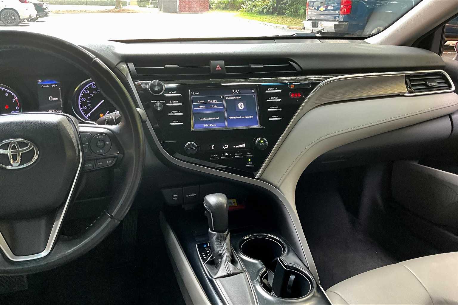 2018 Toyota Camry SE photo 3