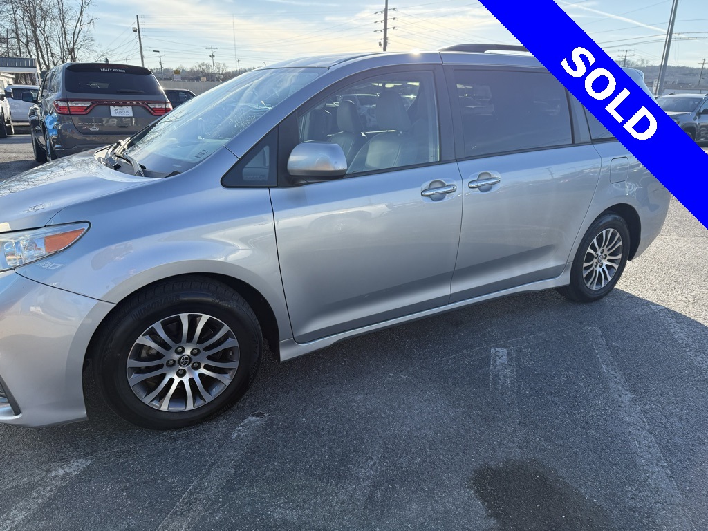2019 Toyota Sienna XLE's photo
