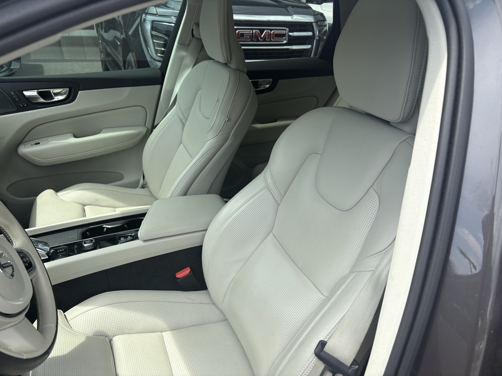 2022 Volvo XC60 B5 Inscription photo 10