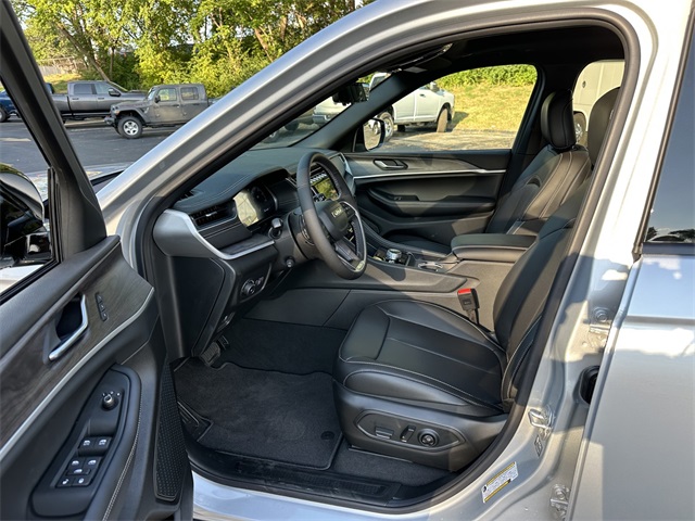 2025 Jeep Grand Cherokee Limited photo 39