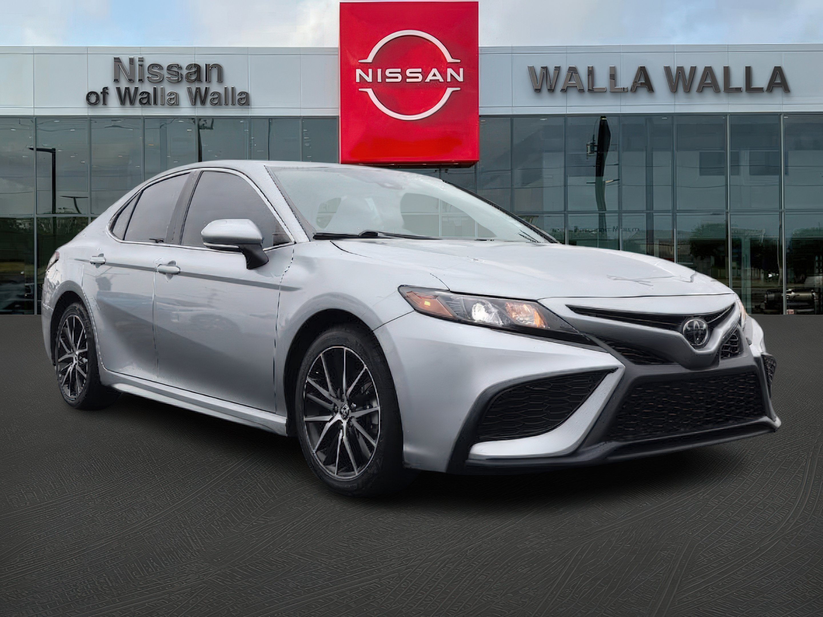 2023 Toyota Camry SE's photo