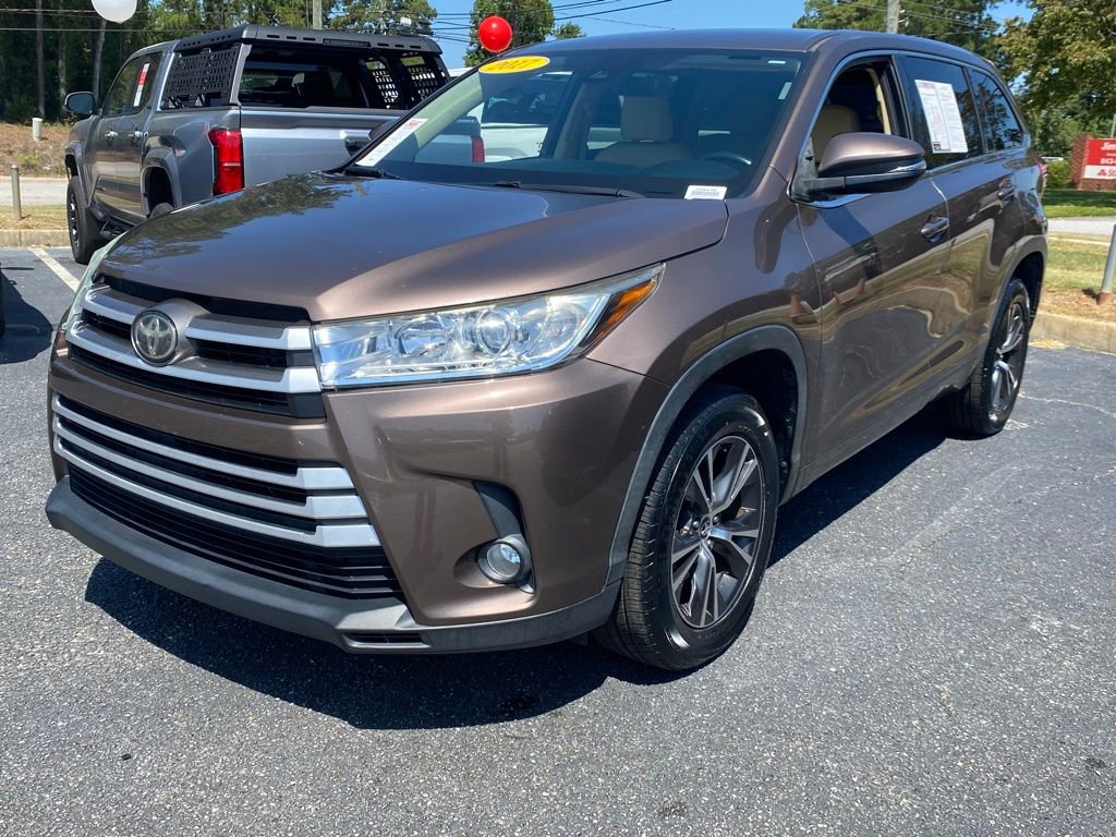 2017 Toyota Highlander LE Plus photo 2