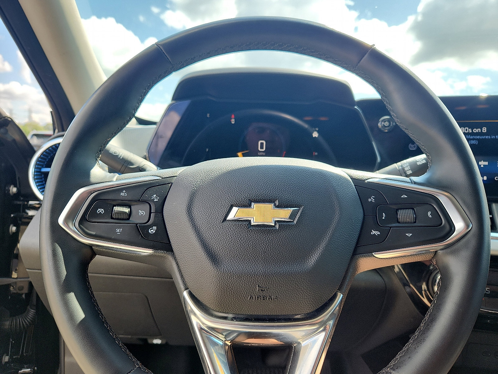 2025 Chevrolet Trax LT photo 17