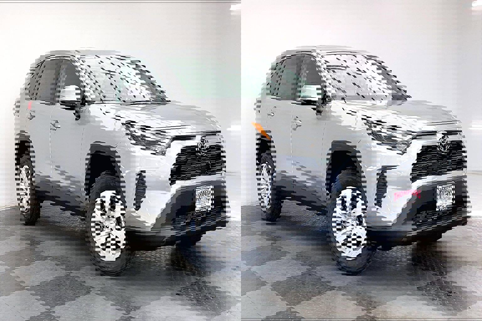 2025 Toyota RAV4 LE's photo