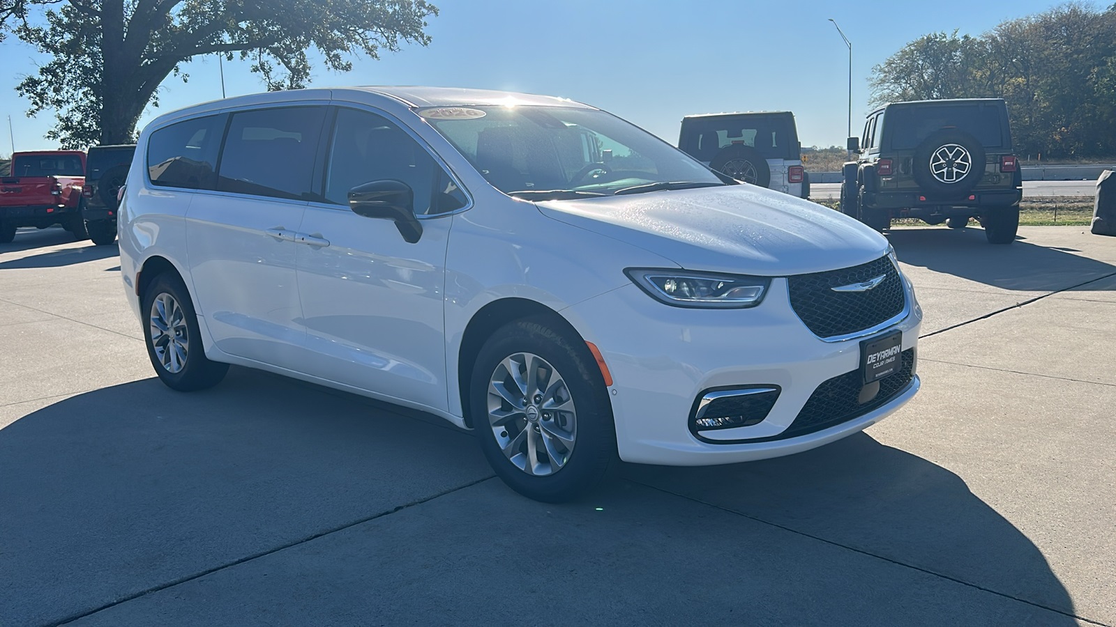 2026 Chrysler Pacifica Select's photo