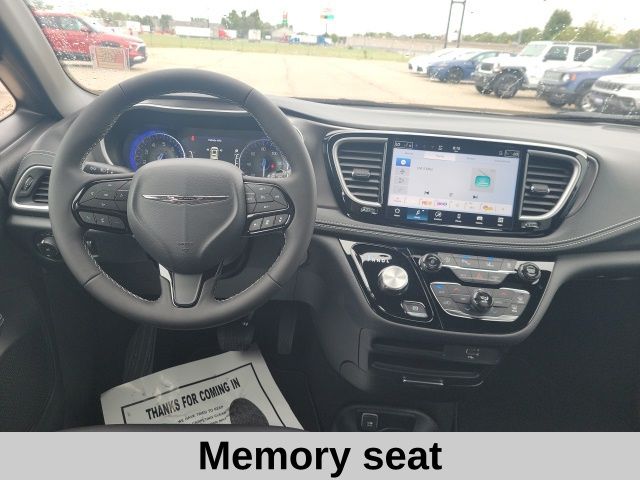 2026 Chrysler Pacifica photo 2