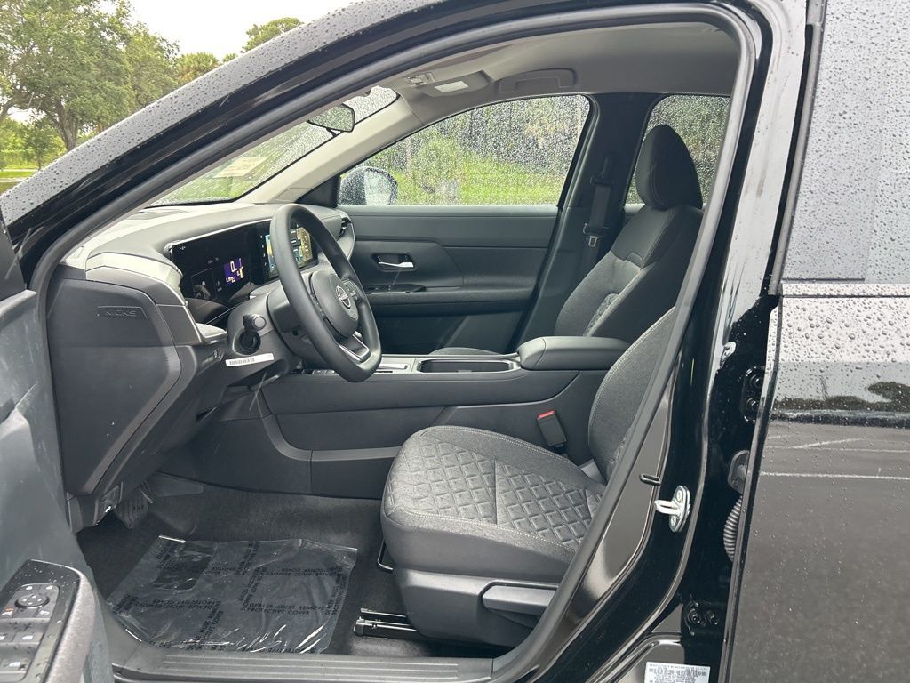 2025 Nissan Kicks SV photo 8