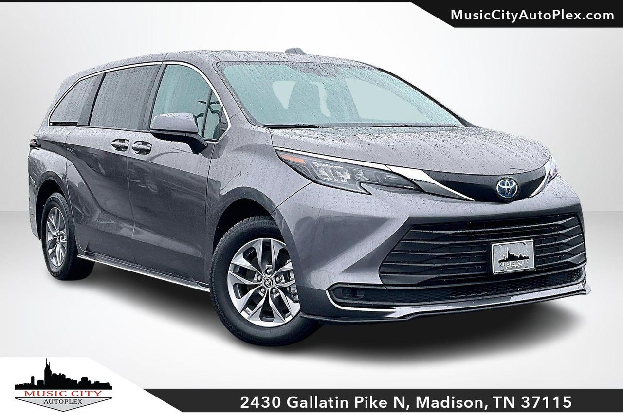 2024 Toyota Sienna LE's photo