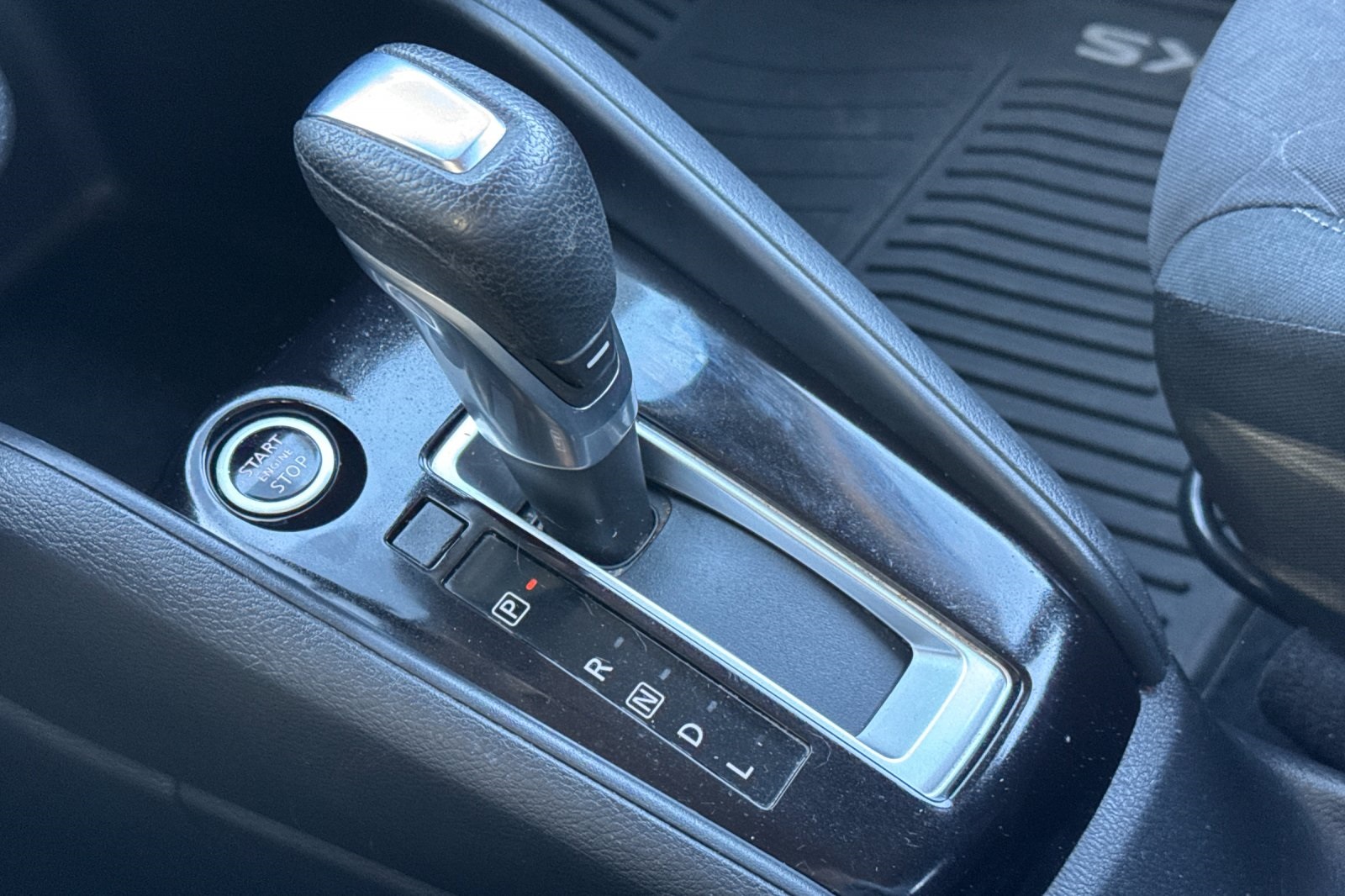 2020 Nissan Kicks S photo 21