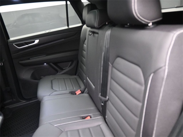 2025 Volkswagen Atlas Cross Sport SEL R-Line photo 13