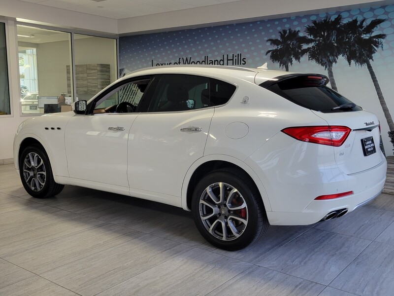 2017 Maserati Levante Base photo 3