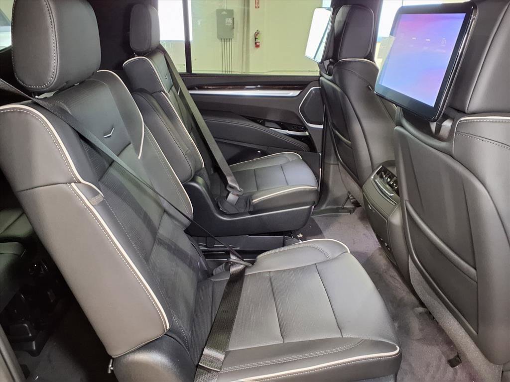 2026 Cadillac Escalade ESV Luxury photo 4