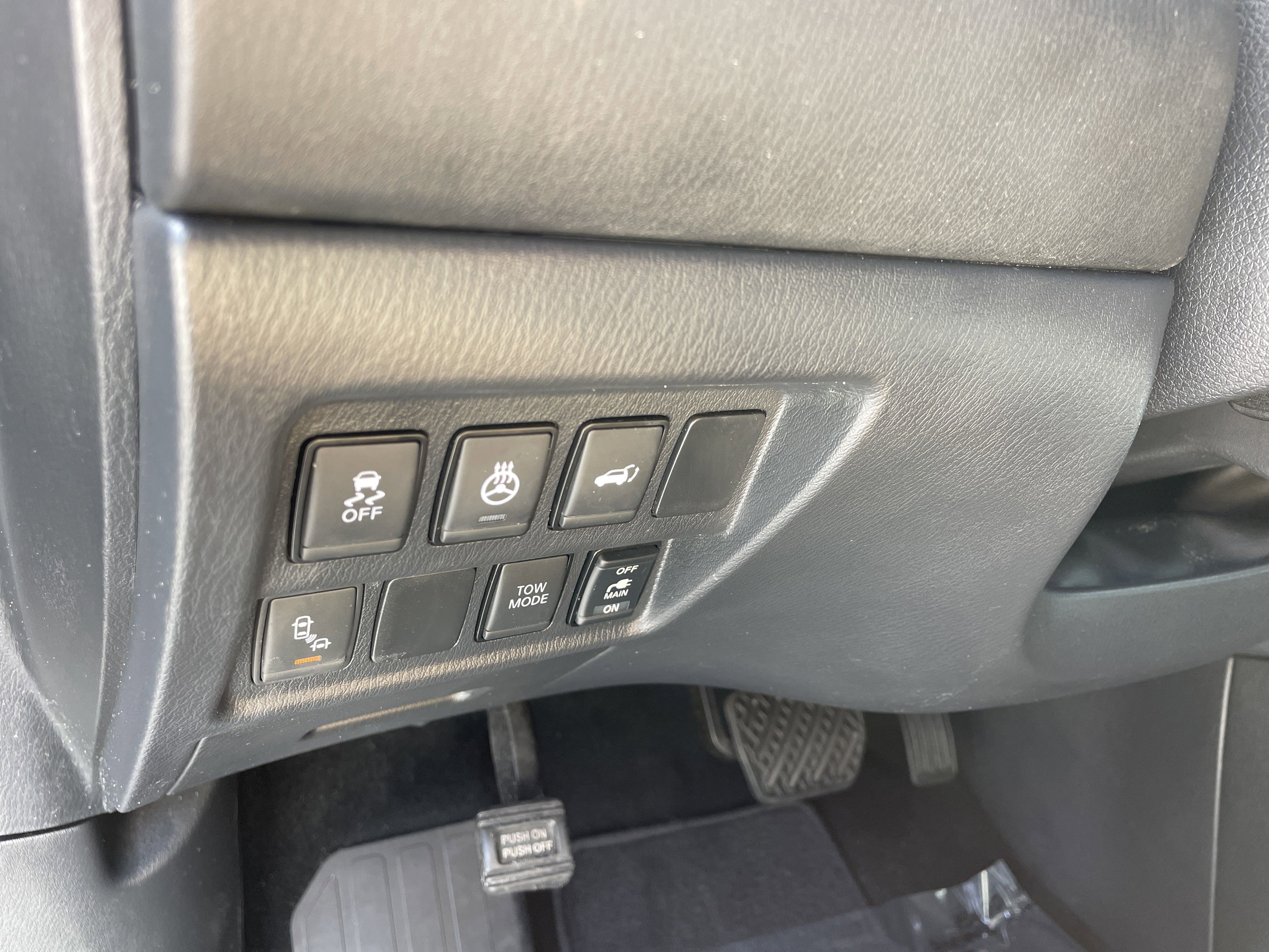 2018 Nissan Pathfinder LE photo 18