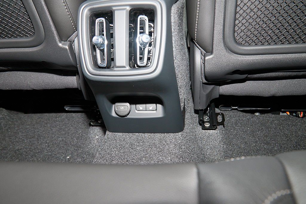 2026 VOLVO XC40 - Image 22