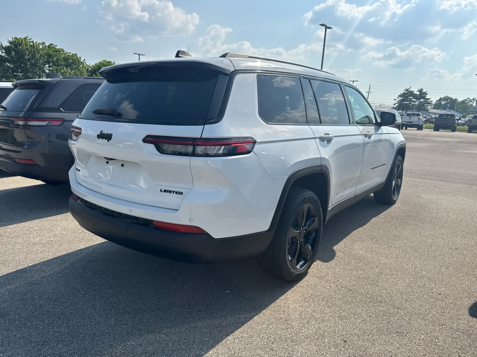 2025 Jeep Grand Cherokee Limited photo 4
