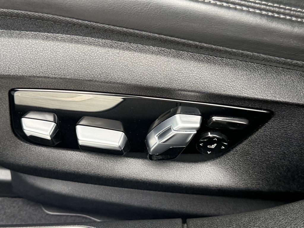 Used 2022 Black BMW 740i image 16