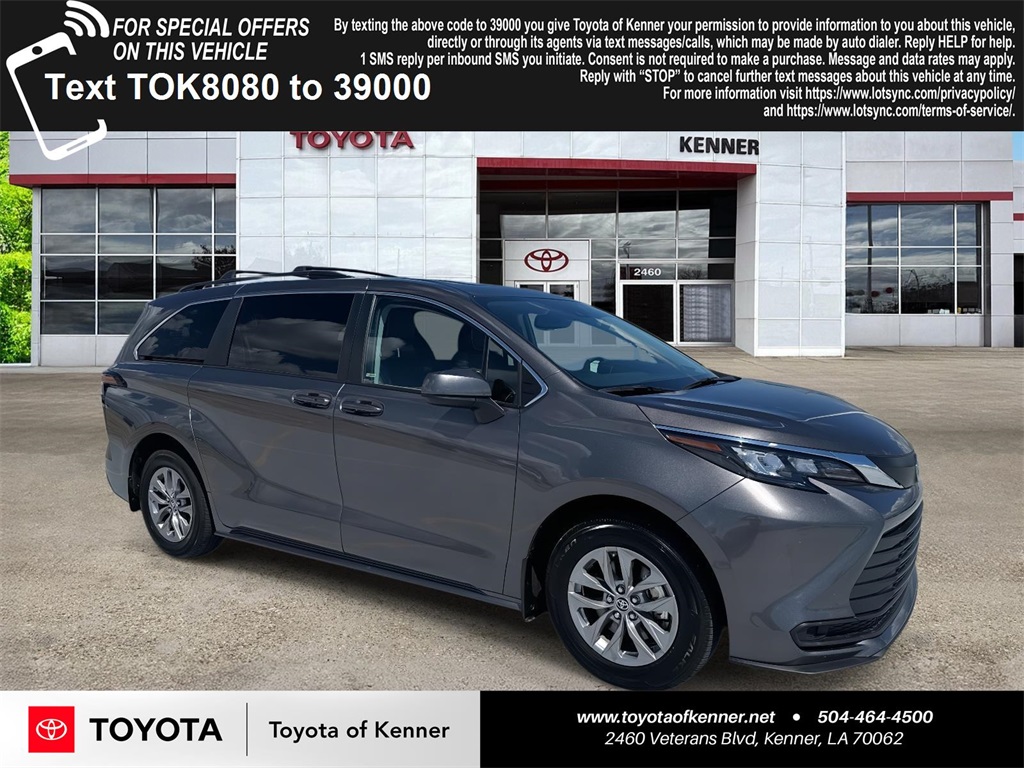 2024 Toyota Sienna LE's photo