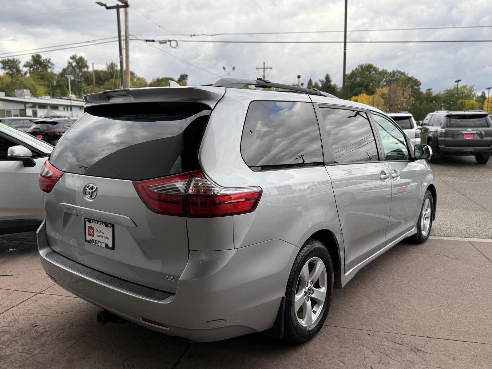 2020 Toyota Sienna LE photo 4
