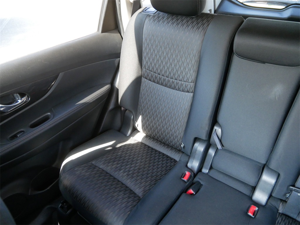 2017 Nissan Rogue SV photo 16