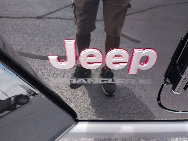 2025 Jeep Wrangler Rubicon X photo 18