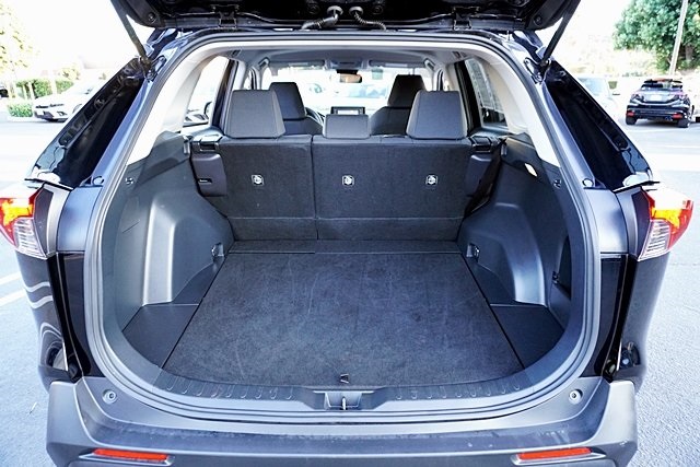2022 Toyota RAV4 LE photo 13