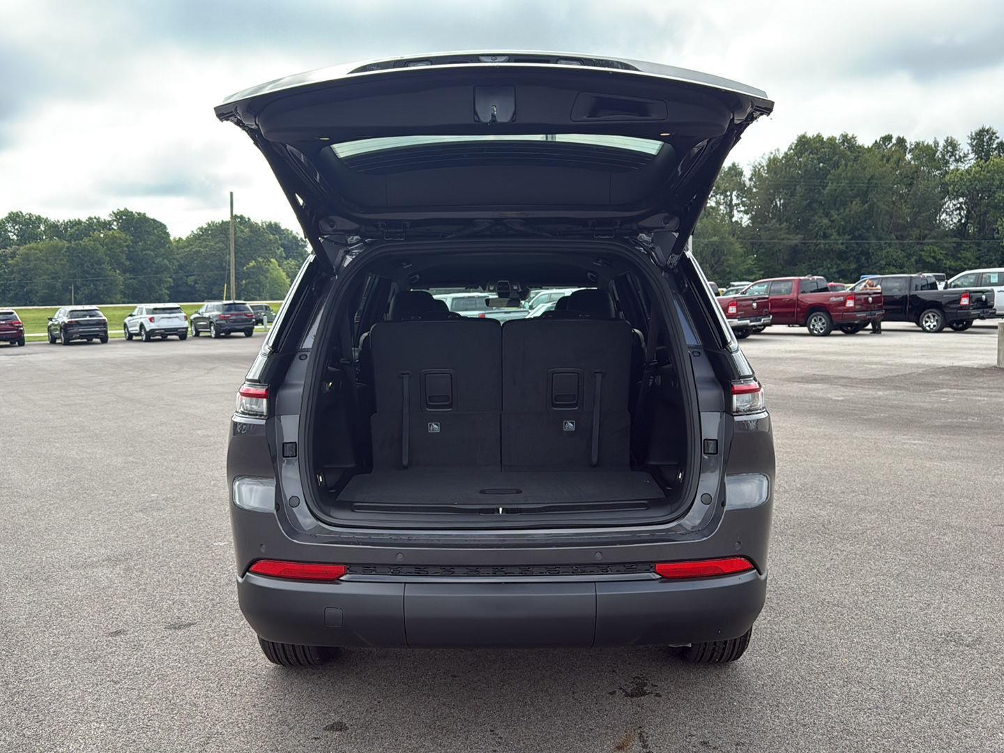 2025 Jeep Grand Cherokee Altitude photo 12