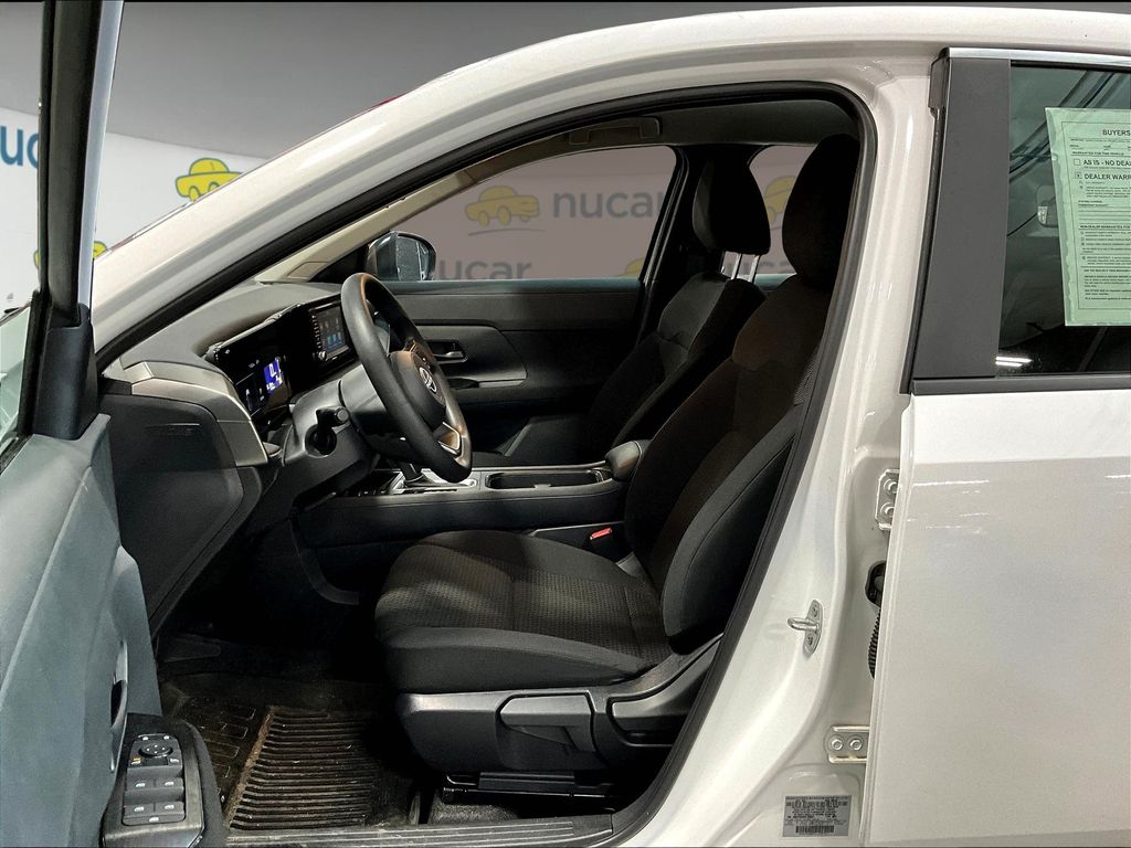 2025 Nissan Kicks S photo 12