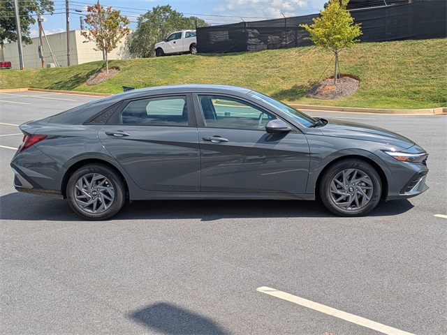 2024 Hyundai Elantra SEL photo 2