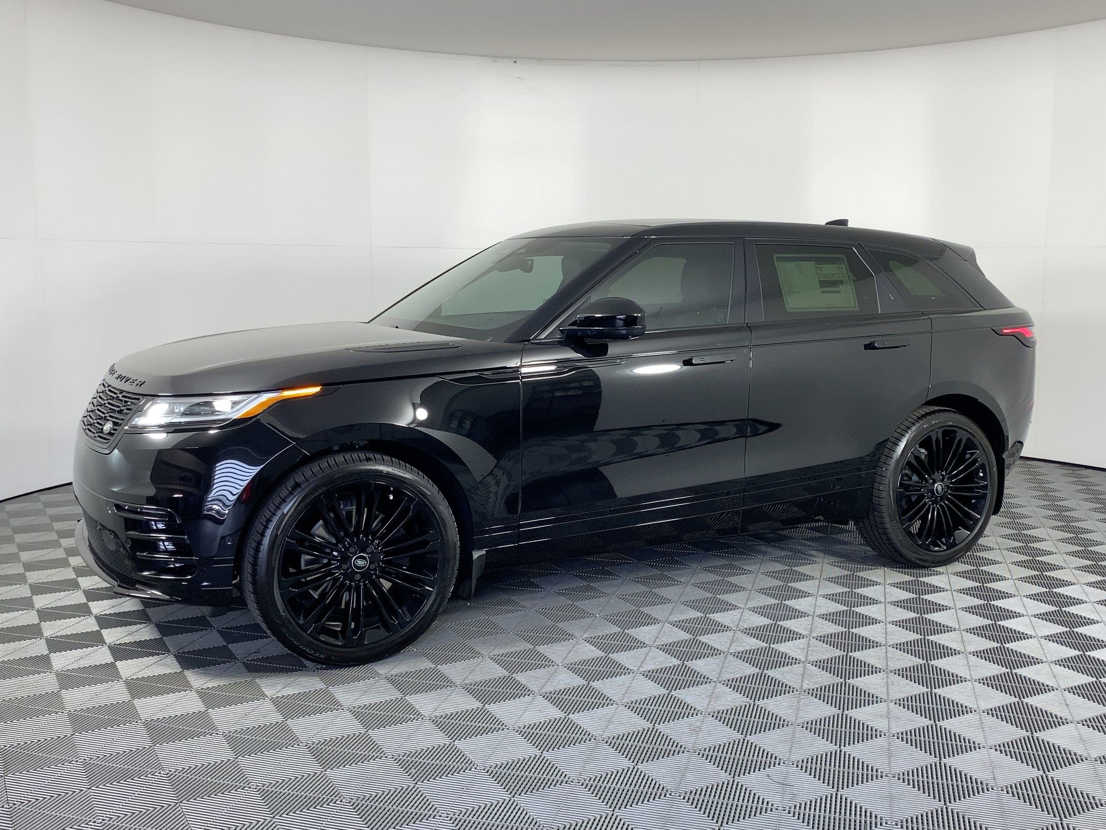 2026 Land Rover Range Rover Velar Dynamic SE's photo