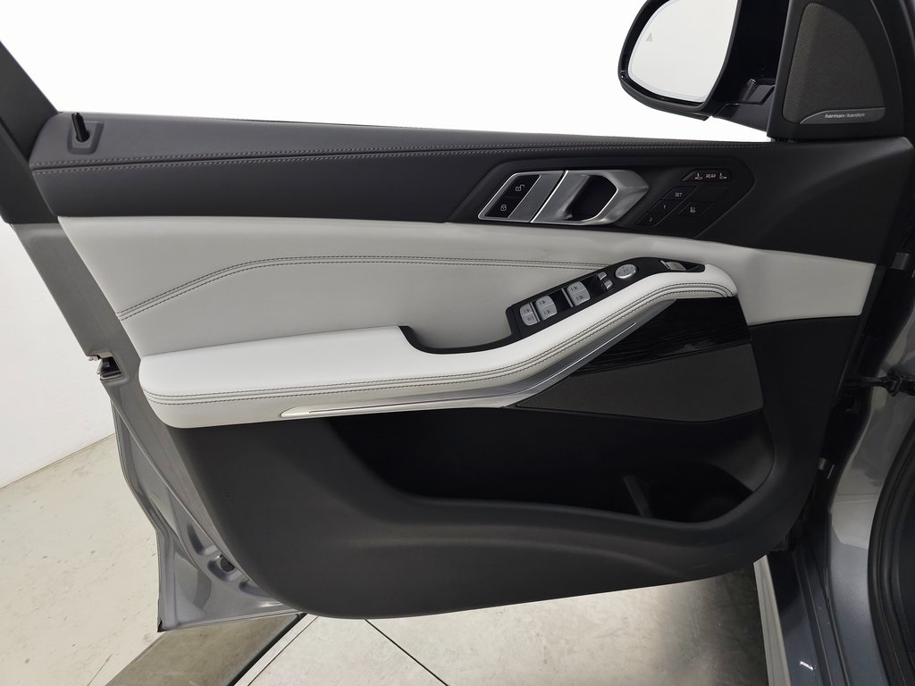 2023 BMW X7 - Image 14