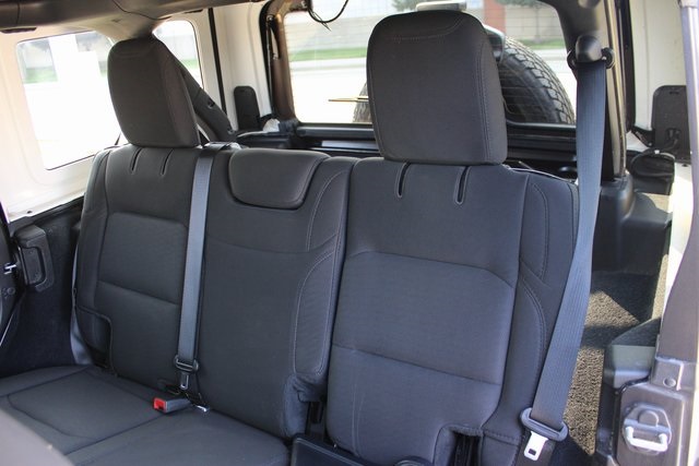 2020 Jeep Wrangler Unlimited Sahara photo 31