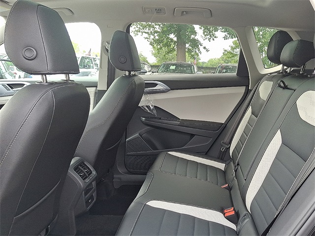 2025 Volkswagen Taos SEL photo 3