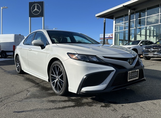 2023 Toyota Camry SE's photo