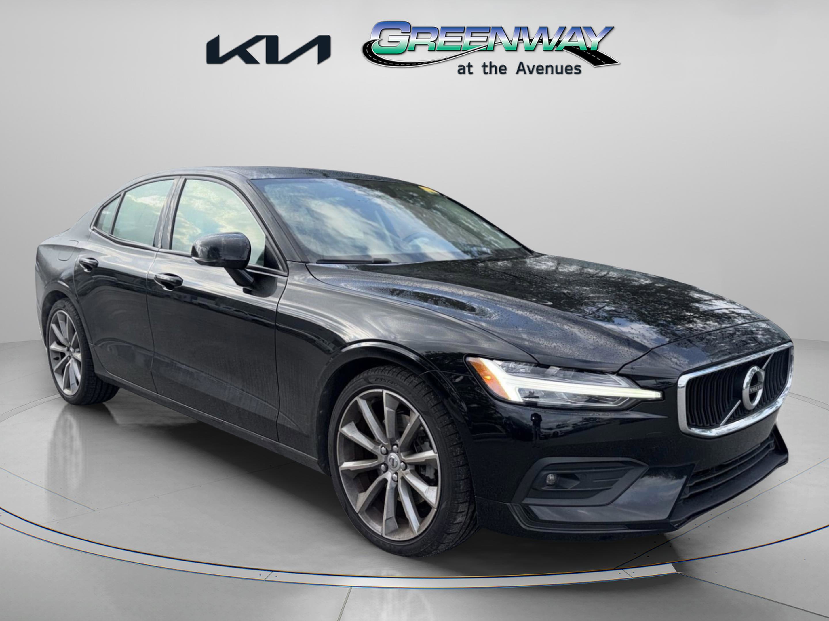 2021 Volvo S60 Momentum's photo
