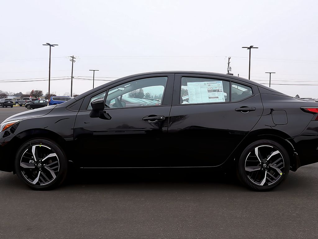 2025 Nissan Versa SR photo 4