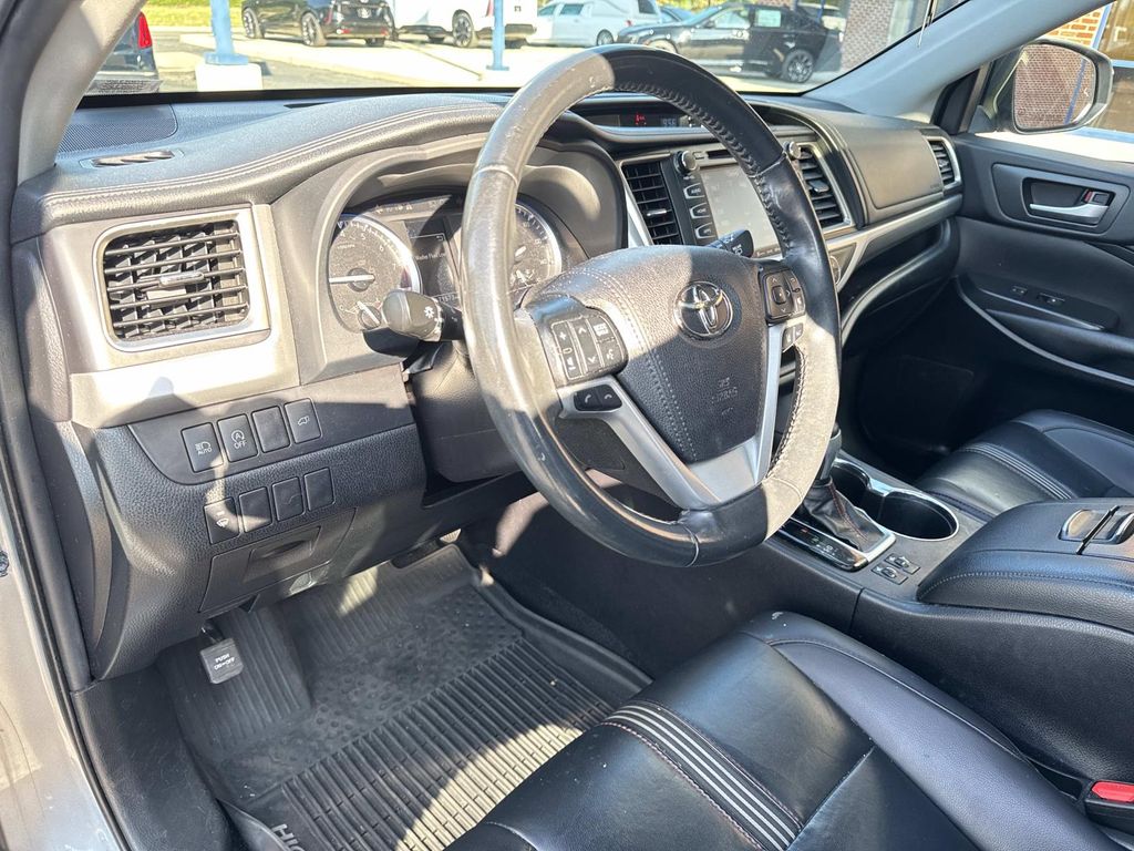 2019 Toyota Highlander SE XLE photo 19